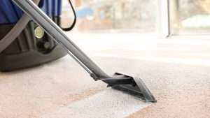 tre modi semplici per rimuovere lo sporco dai tappeti 300x169 - La decorazione va al riciclaggio con mobili e tessuti sostenibili
