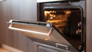 il semplice trucco per pulire il forno in pochi secondi 300x169 - Cinque trucchi per far uscire i tuoi piatti dalla lavastoviglie puliti e brillanti