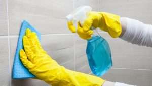 il semplice trucco casalingo per pulire la vasca da bagno 300x169 - Il trucco definitivo per rimuovere la polvere da ogni mobile della tua casa